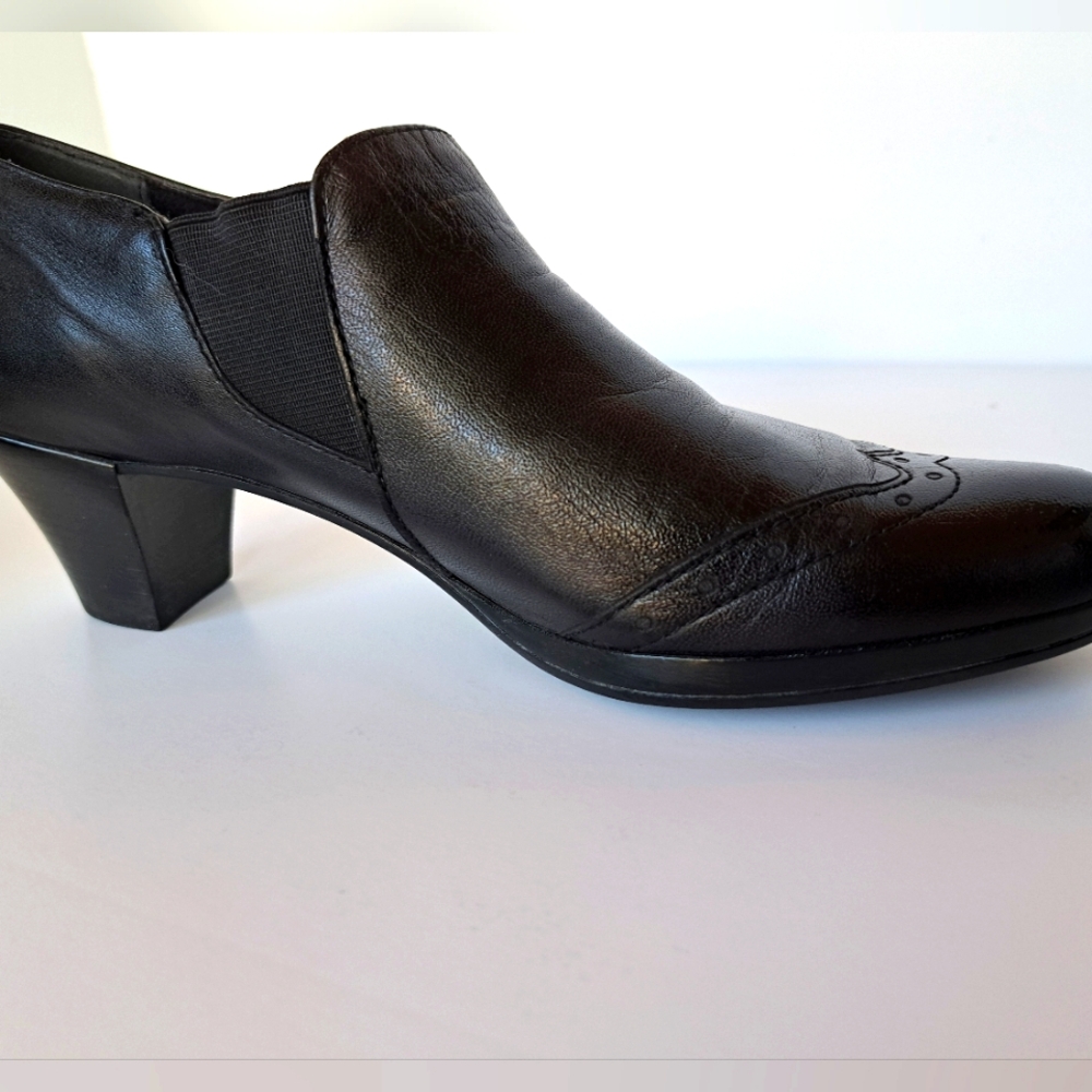 Munro black wing tip boot. 7N. Perfect heel height.  Munro comfort.